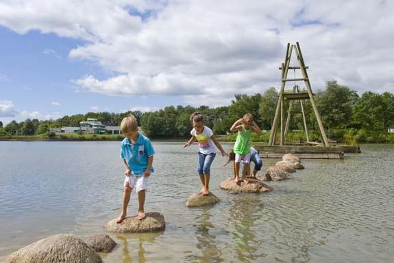 Kinderen op stenen in water | Vakantiepark Hunzedal