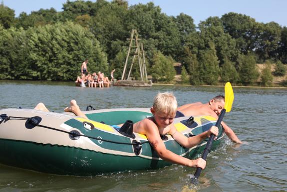 Jongens in bootje | Vakantiepark Hunzedal
